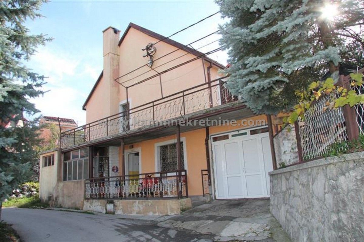 Kuća sa garažom i baštom, 300 m od centra, Cetinje